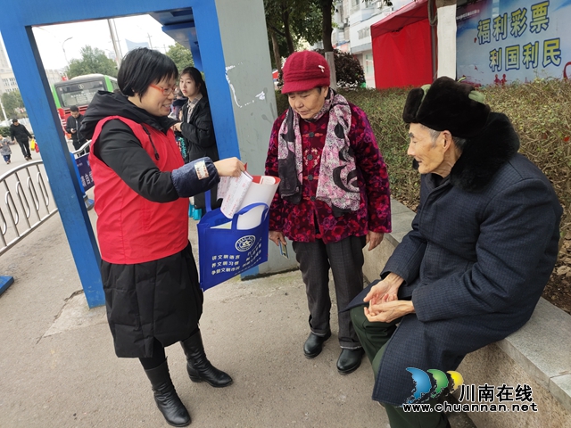 宜宾南溪区司法局“暖冬行·爱传递”主题志愿服务走进金鸿客运站(图3)