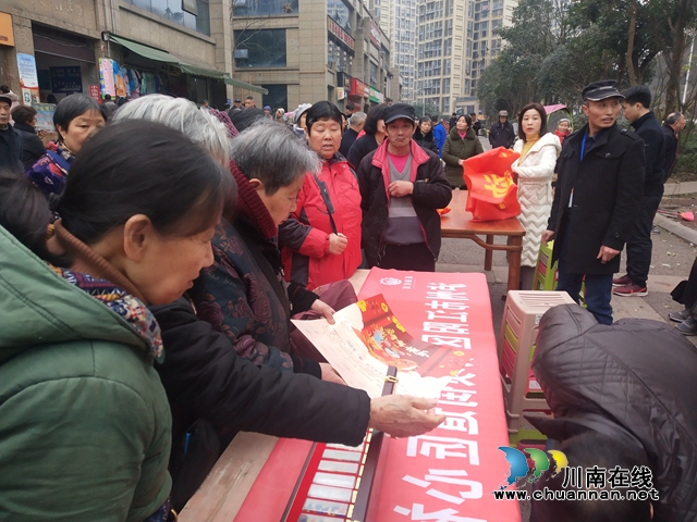 江阳区茜草街道匠心社区开展“珍爱生命，拒绝毒品”禁毒宣传活动(图1)