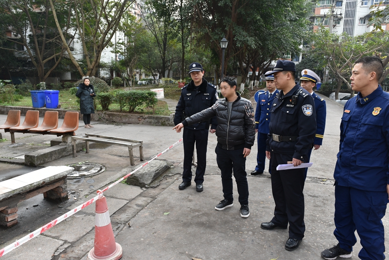 自贡一小区起火私家车挡住消防通道 群众合力抬车清障(图2)