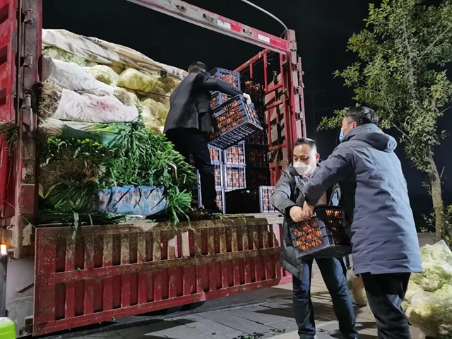 穿越夜色，驰援湖北！资中联手“新发地”捐赠50吨果蔬连夜启程赴襄阳(图4)