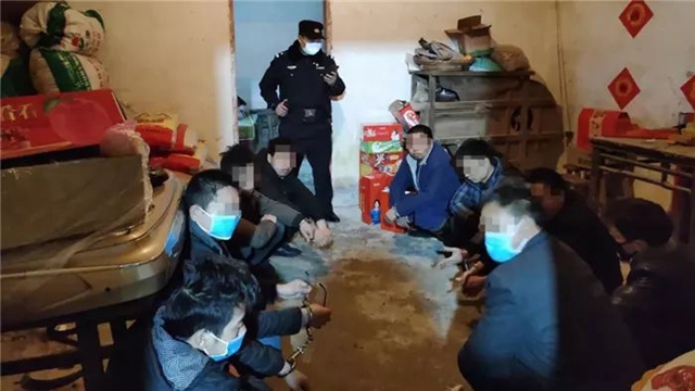 【警醒】11人赌博仅1人佩戴口罩 叙永这些人遭了(图2)