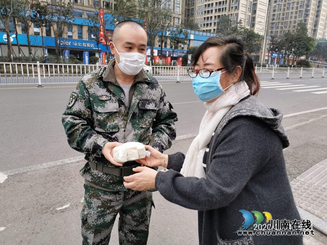 江阳区茜草街道沙坪社区“疫情大考下的暖心瞬间”