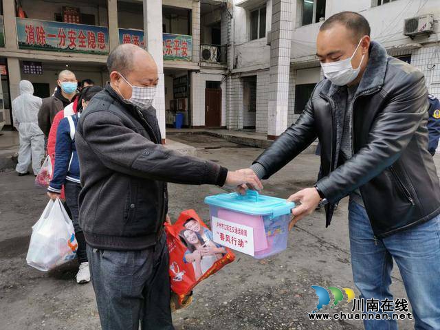 江阳：返岗专车发车 运送农民工至广东中山(图4)