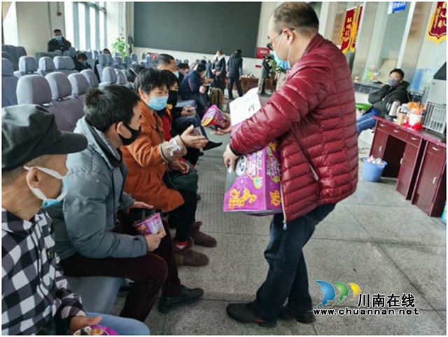 泸州中实集团新时代运业：“定制车”助农民工返岗(图3)