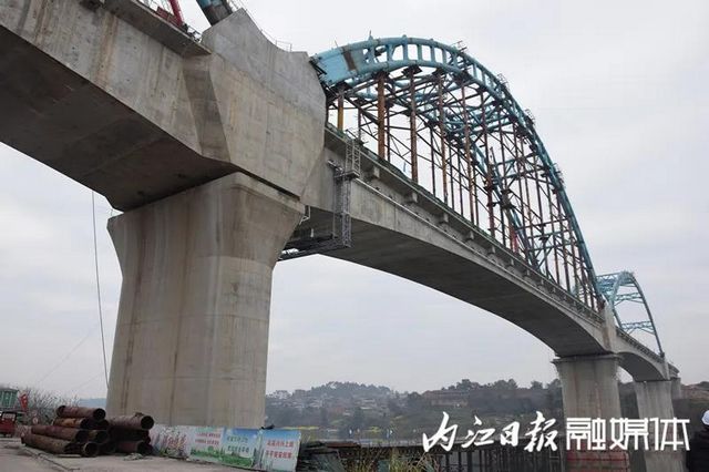 “抢”！28公里川南城际铁路内江段已铺到这里