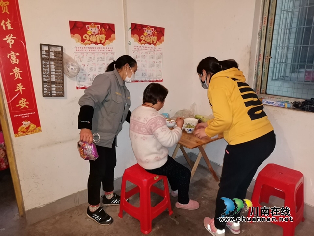 泸县玉蟾街道：独居盲人做饭难 党员上门送温暖(图1)