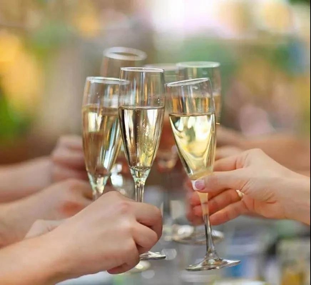 【围观】吞口！泸州90后辣妈豪饮一斤白酒后遭了……(图4)