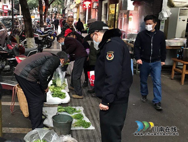 江阳区北城街道城管执法中队管控餐饮秩序，筑牢疫情防控屏障