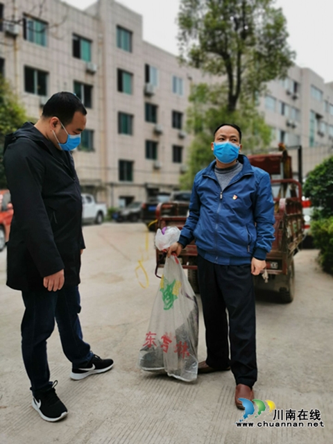 泸县玉蟾街道：送“野生孔雀”回家，市民接连点赞(图2)