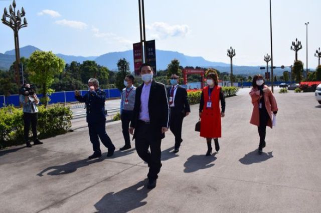 泸州市市场监管部门和消委组织联合开展消费市场体察活动(图6) 泸州市市场监管部门和消委组织联合开展消费市场体察活动(图6)