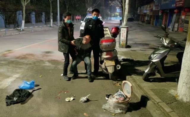 “站到!不要跑!”宜宾屏山街头凌晨抓犯人!抓捕视频太刺激!(图2) “站到!不要跑!”宜宾屏山街头凌晨抓犯人!抓捕视频太刺激!(图2)