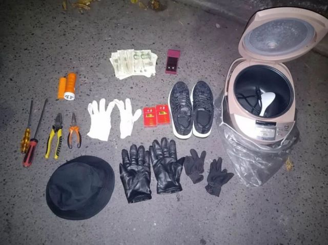 “站到!不要跑!”宜宾屏山街头凌晨抓犯人!抓捕视频太刺激!(图3) “站到!不要跑!”宜宾屏山街头凌晨抓犯人!抓捕视频太刺激!(图3)