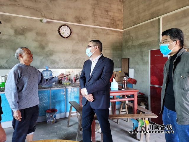 李盛春到泸县立石镇督导脱贫攻坚工作(图2) 李盛春到泸县立石镇督导脱贫攻坚工作(图2)