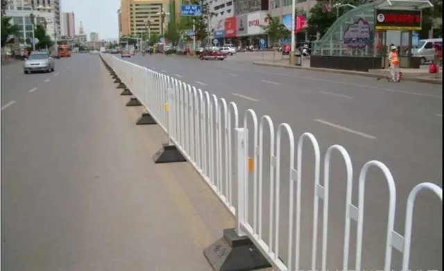 泸州大爷晕倒路边,90后医生跨栏上演生死急救!(图3) 泸州大爷晕倒路边,90后医生跨栏上演生死急救!(图3)