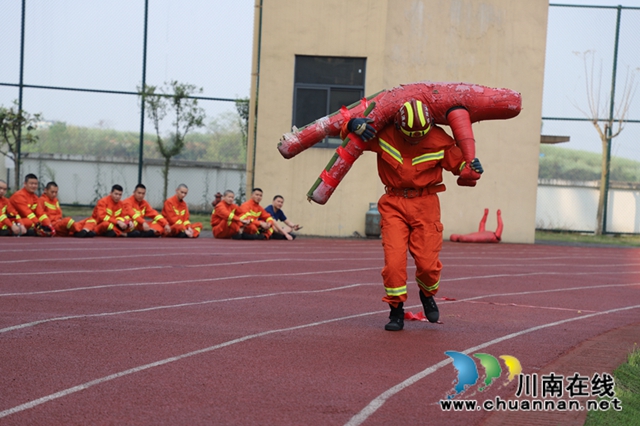 泸州消防持续开展体能月考 提升队伍攻坚打赢能力(图3)