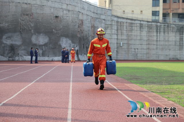 泸州消防持续开展体能月考 提升队伍攻坚打赢能力(图2)