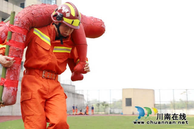 泸州消防持续开展体能月考 提升队伍攻坚打赢能力