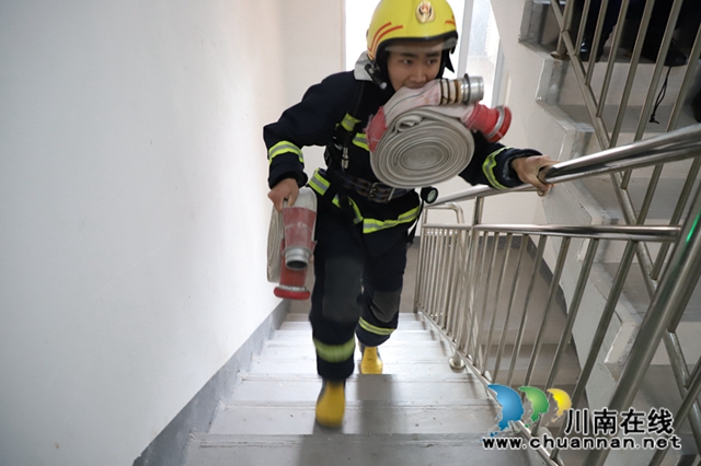 泸州消防持续开展体能月考 提升队伍攻坚打赢能力(图10)