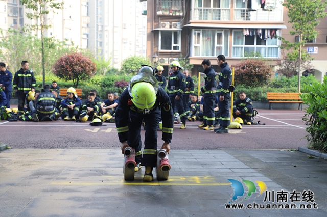 泸州消防持续开展体能月考 提升队伍攻坚打赢能力(图9)
