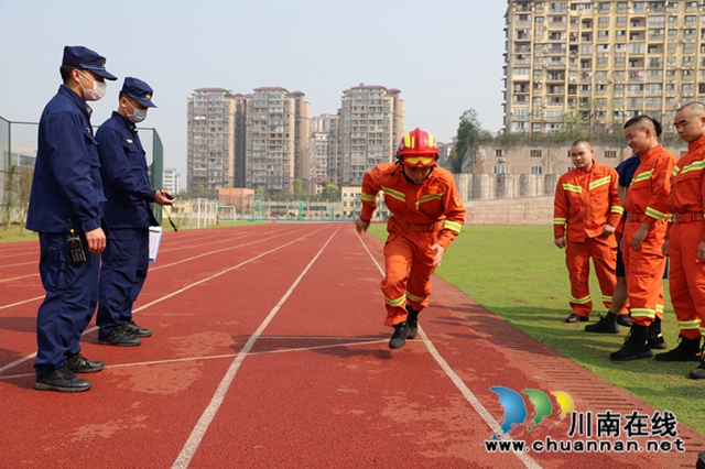 泸州消防持续开展体能月考 提升队伍攻坚打赢能力(图12)