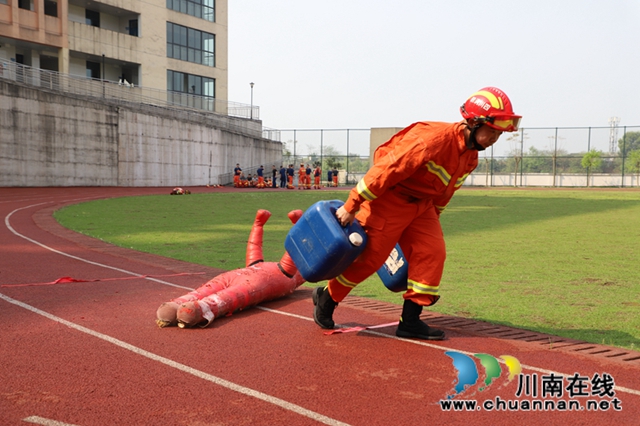 泸州消防持续开展体能月考 提升队伍攻坚打赢能力(图13)