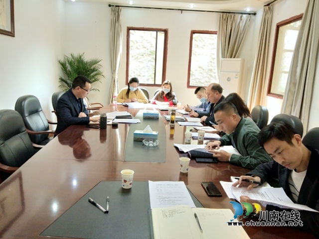 龙马潭区小市街道开展“会前学法”活动