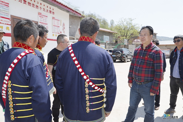 西南医大中医院联合国药集团川骨公司向凉山普格县胜利村捐赠扶贫款10万元(图6)