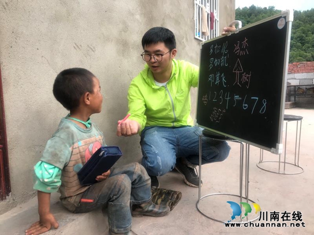 【暖心】大山里的孩子为何最喜欢他……(图2)