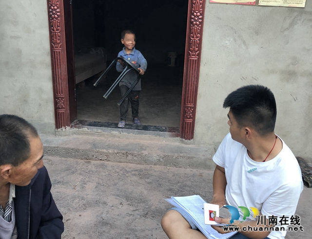 【暖心】大山里的孩子为何最喜欢他……(图3)