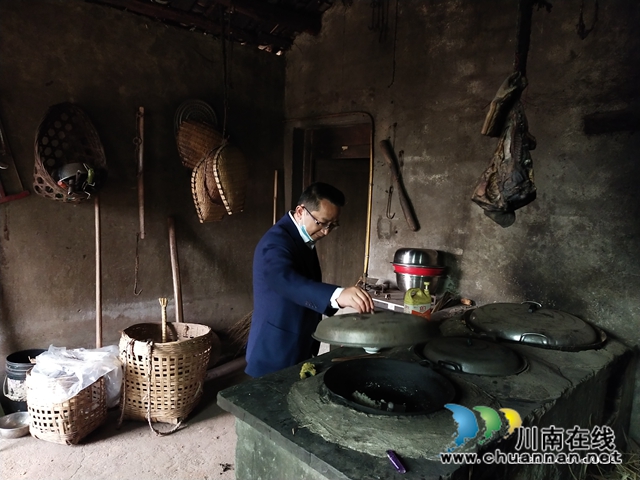 泸县政协副主席郑尚贵到百和镇开展脱贫攻坚工作(图2)