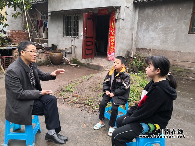 龙马潭区税务局走访扶贫结对户助力特殊“开学季”