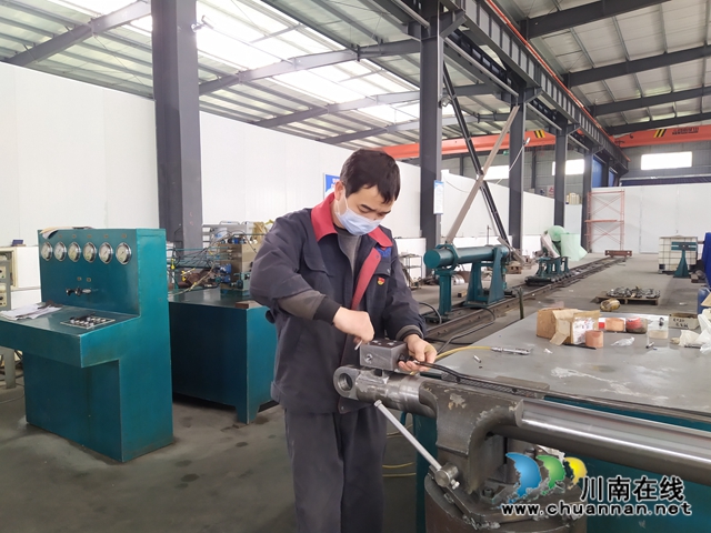 泸县经开区企业党员先锋队复工复产挑大梁(图2) 泸县经开区企业党员先锋队复工复产挑大梁(图2)