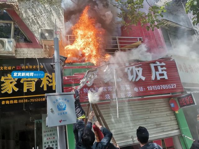 惊险！宜宾老城区一正在营业的餐馆突然起火！接下来这一幕……