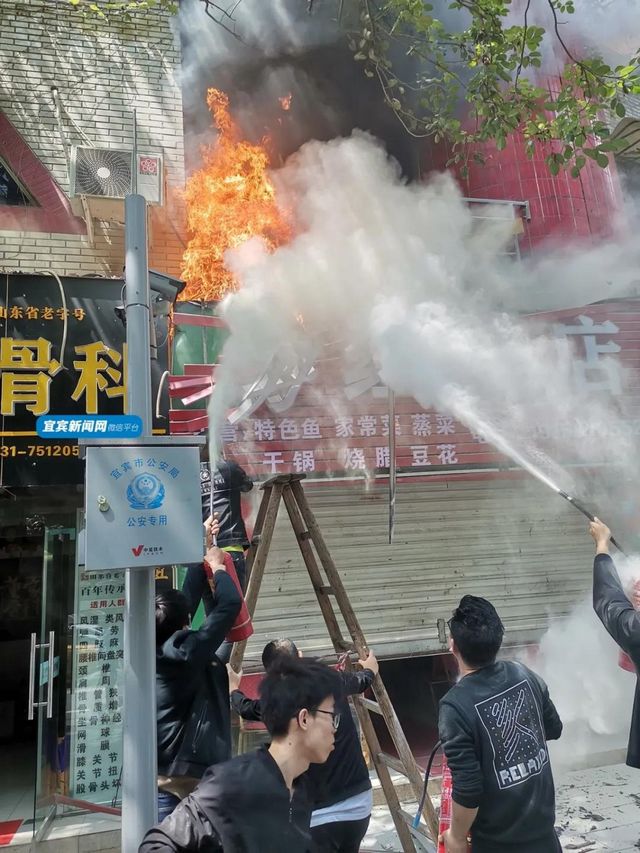 惊险！宜宾老城区一正在营业的餐馆突然起火！接下来这一幕……(图2)