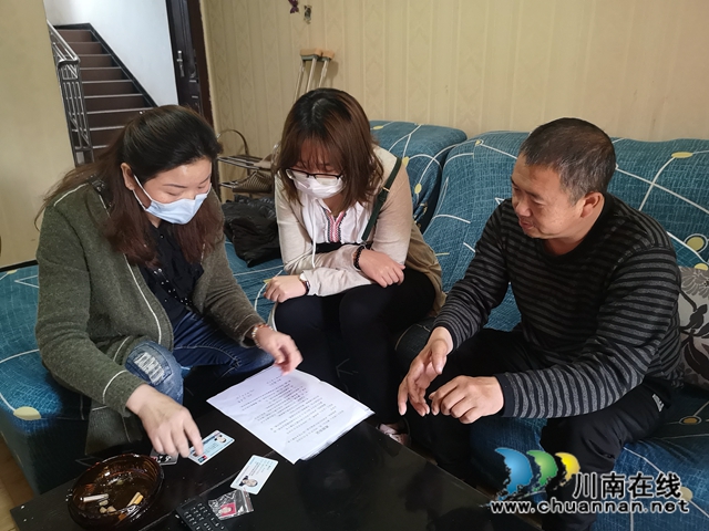 江阳区华阳街道龙驰社区对申请低保户入户走访调查