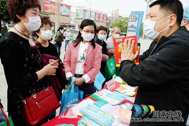 龙马潭区开展“第32个爱国卫生月”集中宣传活动(图4) 龙马潭区开展“第32个爱国卫生月”集中宣传活动(图4)