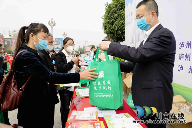 龙马潭区开展“第32个爱国卫生月”集中宣传活动(图2) 龙马潭区开展“第32个爱国卫生月”集中宣传活动(图2)