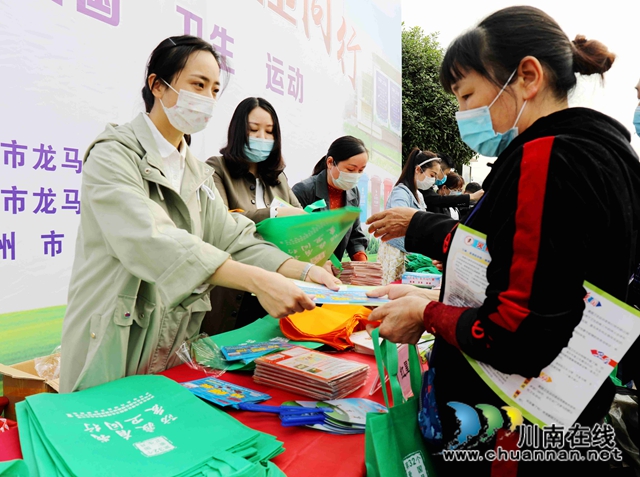 龙马潭区开展“第32个爱国卫生月”集中宣传活动(图3) 龙马潭区开展“第32个爱国卫生月”集中宣传活动(图3)