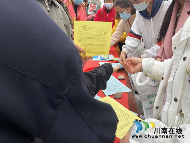江阳区茜草街道开展医保政策宣传活动