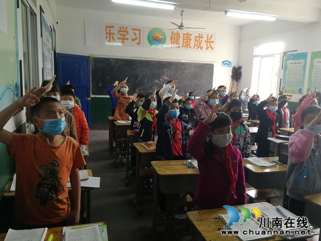 纳溪区天仙镇中心小学开展别样的开学典礼