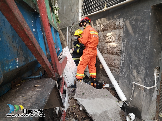 ​​​视频||垃圾车失控撞树副驾驶员被困 泸州消防紧急救援(图3)