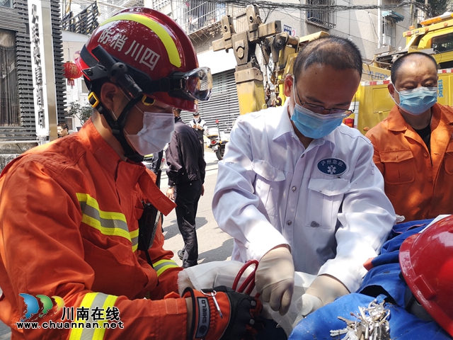 ​​​视频||垃圾车失控撞树副驾驶员被困 泸州消防紧急救援(图4)