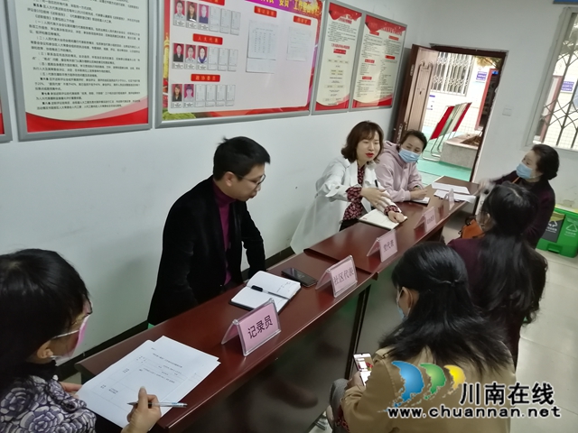 龙马潭区小市街道“两代表一委员”走进社区倾听群众声音