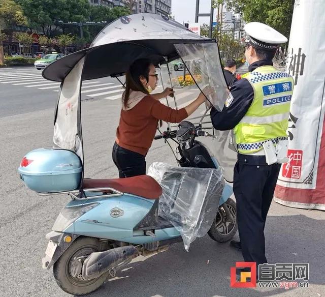 违法的！自贡的摩托车司机别再装这东西了