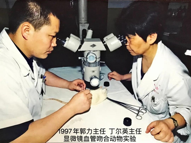 【风雨70载·忠山力量】上世纪八十年代，她用猪皮为烧伤患者植皮(图4)