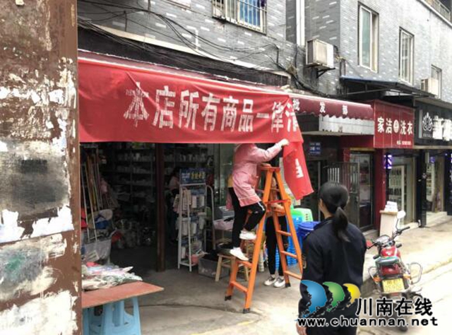 古蔺城管周末开展市容市貌专项整治行动(图2) 古蔺城管周末开展市容市貌专项整治行动(图2)