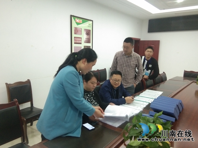 江阳区水务局副局长李进到茜草街道检查防汛工作(图2) 江阳区水务局副局长李进到茜草街道检查防汛工作(图2)