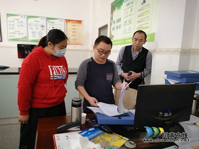 合江县档案馆进村指导档案工作