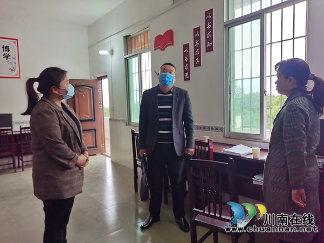 泸县县委宣传部、县文广旅局到立石镇指导贫困村文化室暨文化院坝建设(图2)