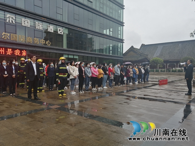 江阳区北城街道皂角巷社区组织开展消防安全应急演练(图2) 江阳区北城街道皂角巷社区组织开展消防安全应急演练(图2)